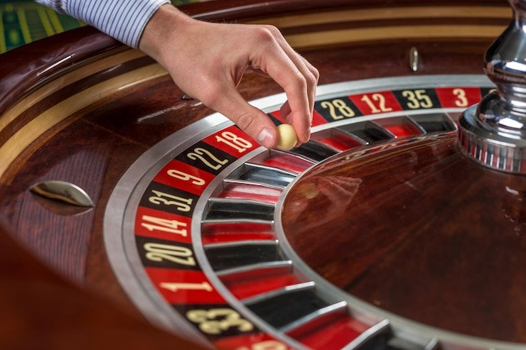 Pengguna membaca dokumen situs di ponsel